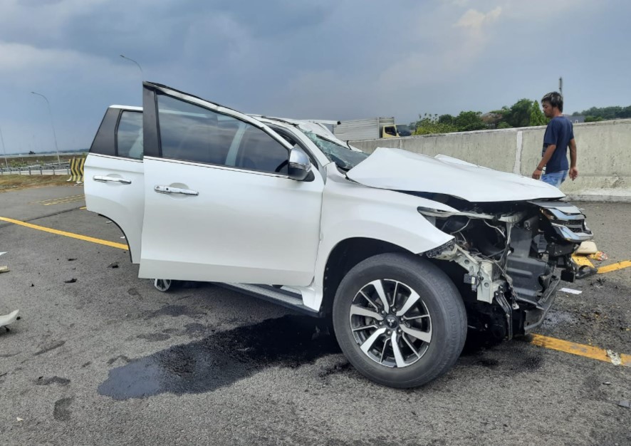 Ngebut diatas 180 Km per Jam? Mobil Vanessa angel ringsek menabrak tiang pembatas jalan tol.