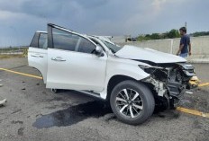 Ngebut diatas 180 Km per Jam? Mobil Vanessa angel ringsek menabrak tiang pembatas jalan tol.